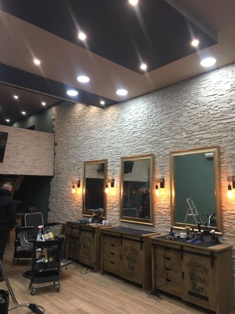 Barbershop avec miroirs dorés et appliques murales