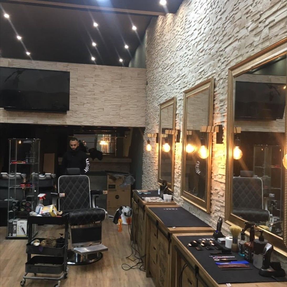 Barbershop avec mur en parement pierre et miroirs