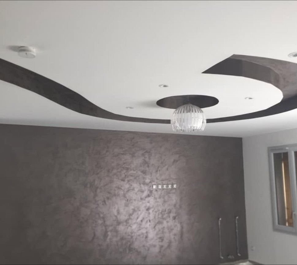 Plafond en staff à vagues et mur en enduit taupe