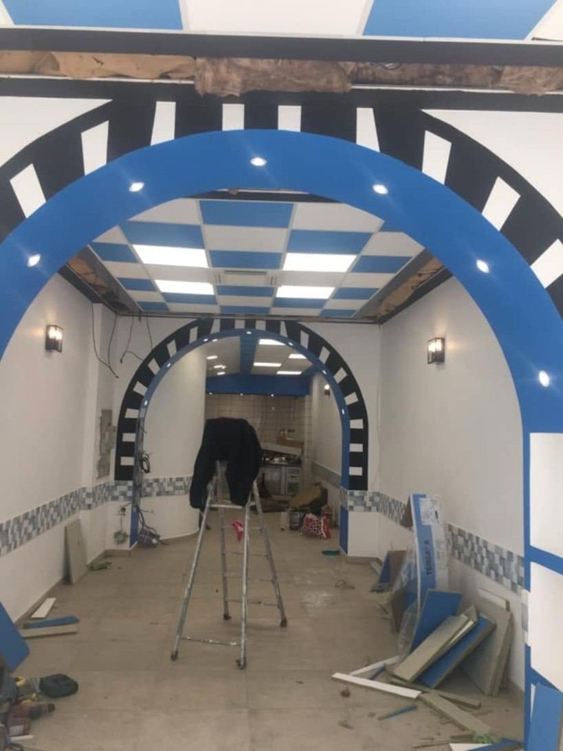 Restaurant en chantier, arches et plafond bleu