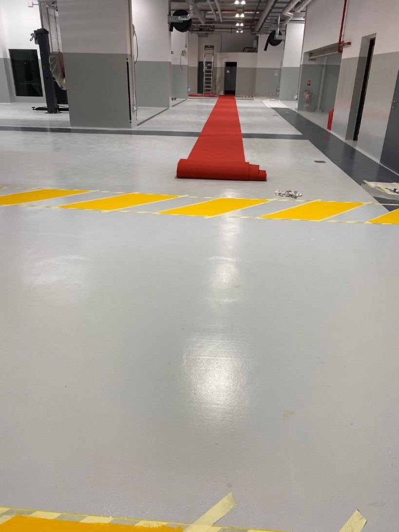 Atelier en résine grise avec marquage jaune hachuré