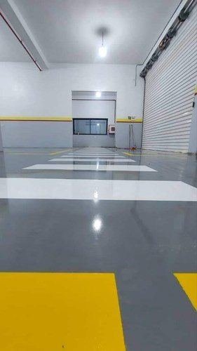 Garage ou parking privé en résine grise avec marquage jaune et passage piéton