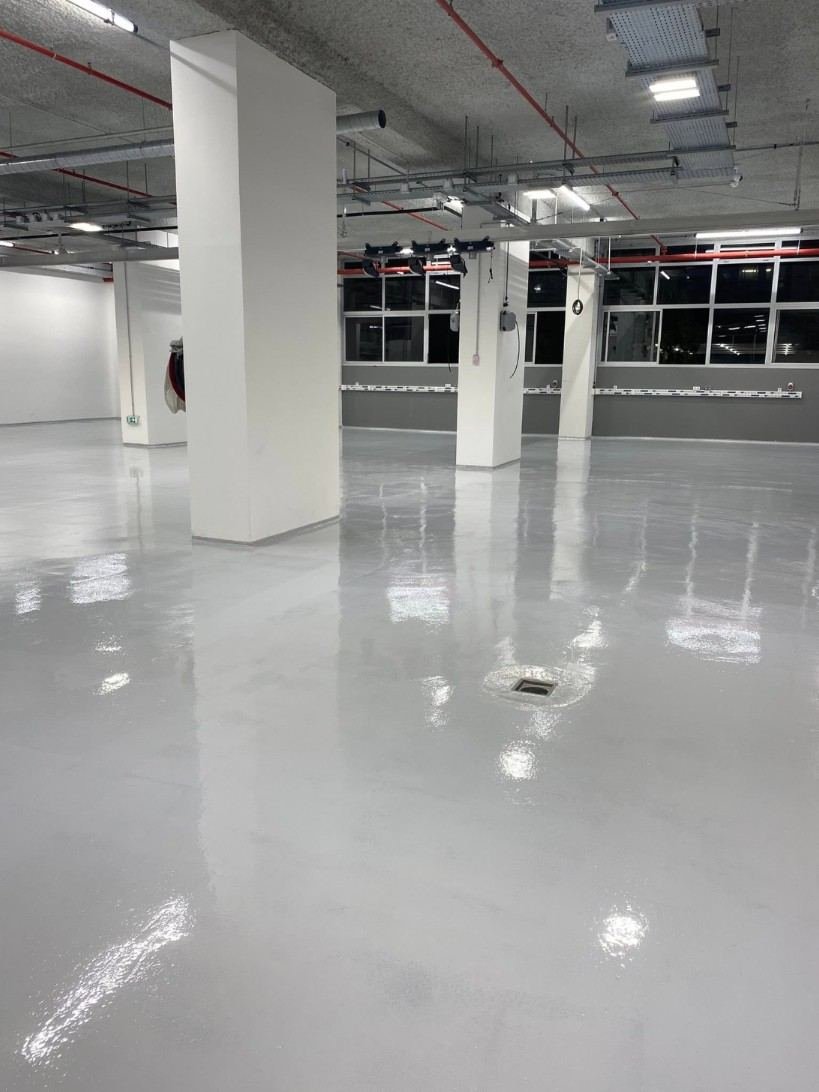 Plateau en résine grise brillante avec reflets
