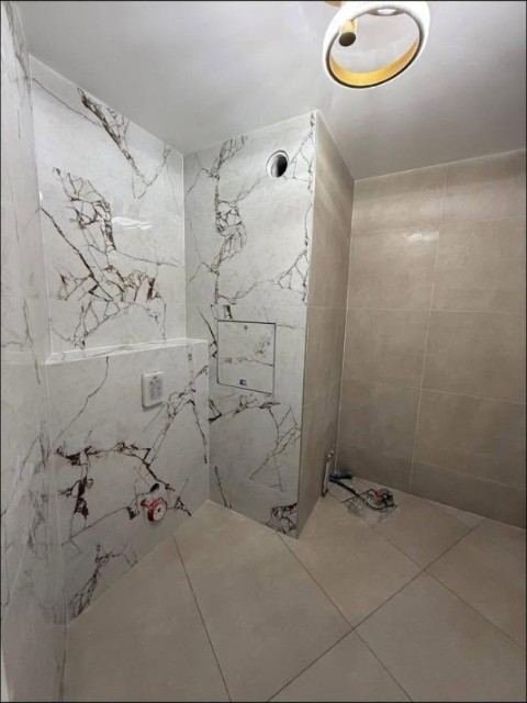 Salle de bains en carrelage effet marbre veiné